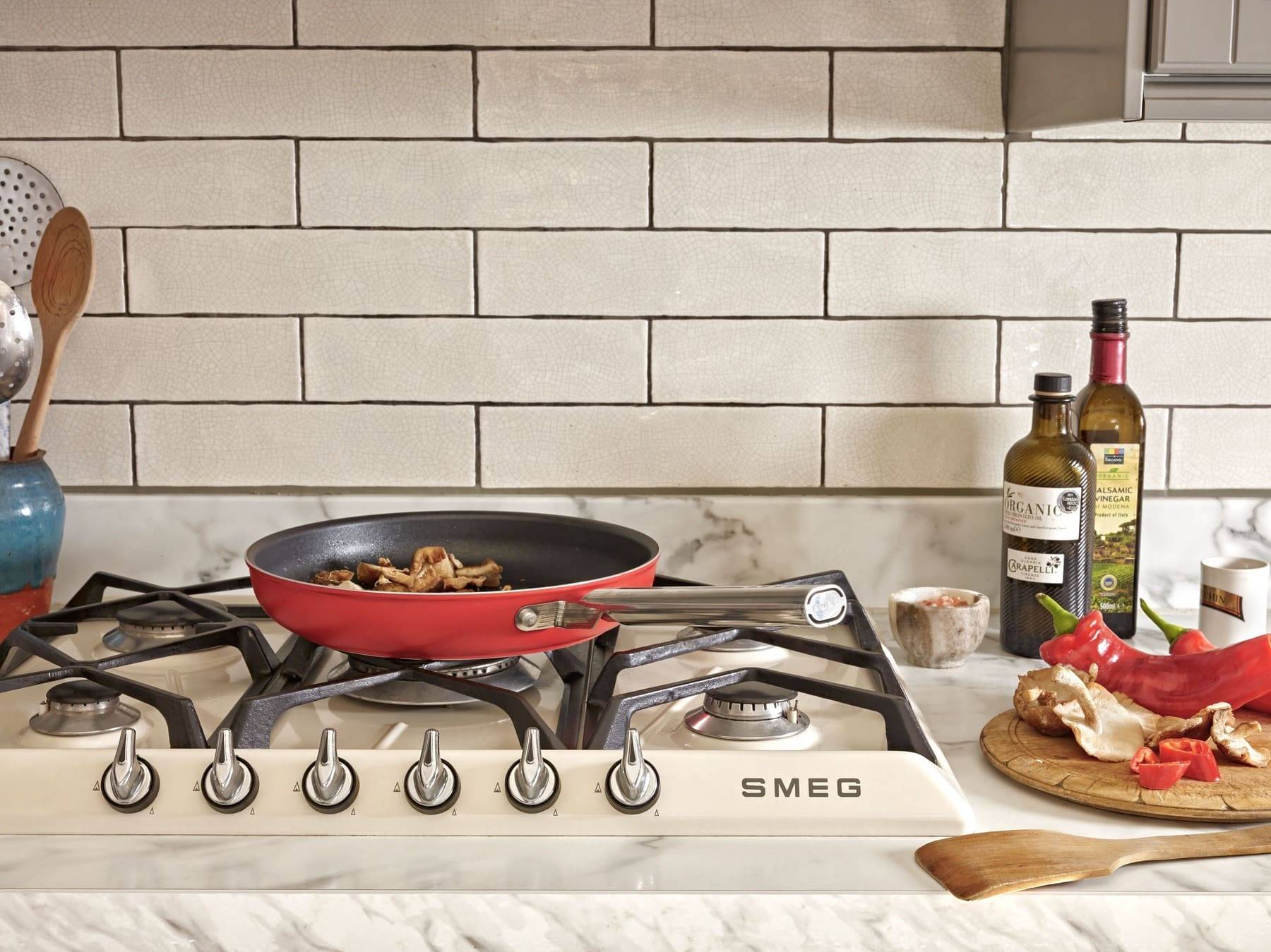 Smeg Victoria Cream Gas Hob Www.staffordshirekitchens.com | Atelier Kuchen, Wimbledon
